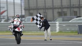 Jorge Lorenzo fait un wheeling à l'arrivée