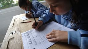 Des élèves de CM2 écrivent une dictée dans une école primaire de Caen. (photo d'illustration)