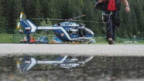 Un hélicoptère du Peloton de gendarmerie de haute montagne (PGHM) stationne le 10 août 2018 à Chamonix