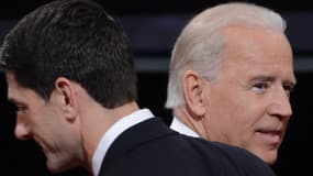 Paul Ryan (G) et Joe Biden (D) lors de leur débat à la télévision américaine, le 11 octobre 2012