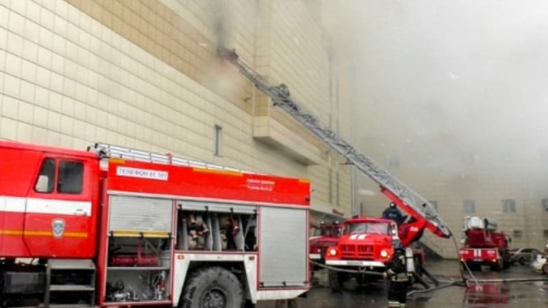 Photo obtenue auprès du Ministère de situations d'urgence russe le 25 mars 2018 montrant des camions de pompiers luttant contre un incendie dans un centre de commercial de Kemerovo, ville industrielle en Sibérie occidentale