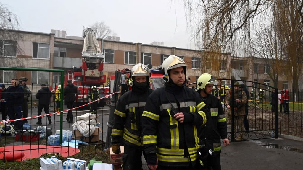 Des pompiers devant l'école maternelle de Brovary, où un crash d'hélicoptère s'est produit le 18 janvier 2023 Des pompiers devant l'école maternelle de Brovary, où un crash d'hélicoptère s'est produit le 18 janvier 2023