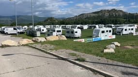 Une vingtaine de caravanes se sont installées sur le terrain de football de Peipin, dans les Allpes-de-Haute-Provence