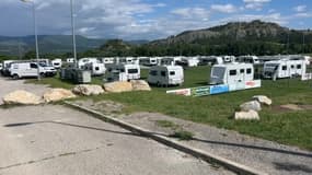 Une vingtaine de caravanes se sont installées sur le terrain de football de Peipin, dans les Allpes-de-Haute-Provence