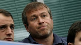 Le propriétaire russe de Chelsea Roman Abramovitch assiste depuis sa loge au match opposant son équipe à Portsmouth à Stamford Bridge, let 17 août 2008