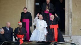 A peine douze heures après son élection, le cardinal argentin Jorge Bergoglio est sorti du Vatican jeudi en tant que nouveau pape de l'Eglise catholique pour aller prier à Rome dans la basilique de Sainte-Marie-Majeure, la plus ancienne église du monde dé