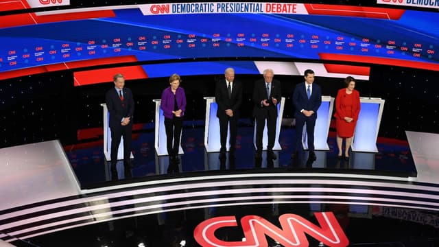 Six candidats sur les douze en lice pour la primaire démocrate lors du septième et dernier débat, dans l'Iowa, le 14 janvier 2020