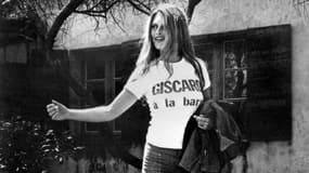 Brigitte Bardot portant un t-shirt en faveur de Valéry Giscard d'Estaing durant la campagne présidentielle de 1974. 