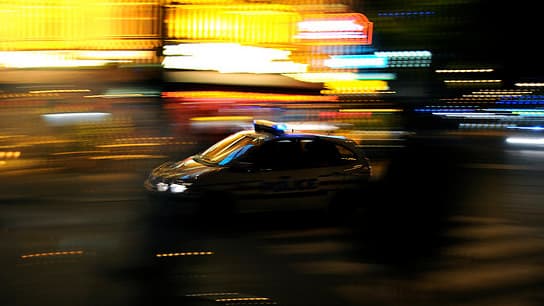 Pour l'heure, les enquêteurs privilégient une manoeuvre brutale de l'automobiliste, qui aurait alors coupé la route de la moto en voulant s'engager sur une avenue adjacente.