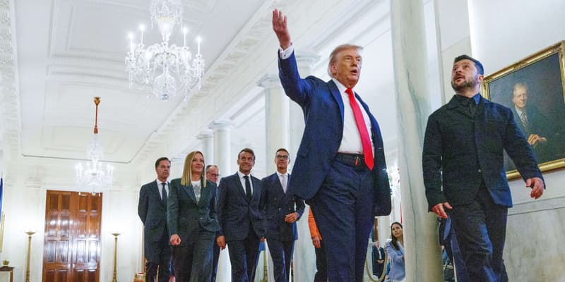 Donald Trump à la Maison Blanche en compagnie de Volodymyr Zelensky, Giorgia Meloni, Emmanuel Macron, Alexander Stubb, Friedrich Merz et Mark Rutte, le 15 août à Washington.