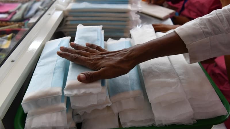 En Inde, la taxe de 12% sur les serviettes hygiéniques a été abandonnée en juillet 2018 - INDRANIL MUKHERJEE / AFP