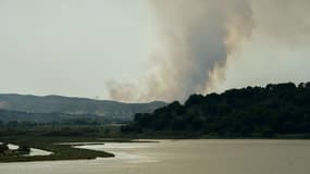 De la fumée visible sur le massif des Corbières lors d'un incendie, le 29 juin 2025, à Bizanet, dans l'Aude
