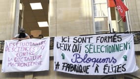 Des banderoles en faveur du blocage sur les murs de Sciences Po, à Paris le 18 avril 2018. 