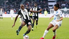 Emmanuel Biumla au duel avec Clément Akpa lors du match de Ligue 1 entre Angers et Auxerre, 19 janvier 2025