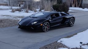 Lamborghini a prêté pour 15 jours cette Aventador à Sterling Backus et son fils Xander. Ils travaillent depuis presque deux ans à construire une réplique taille réelle de cette supersportive.