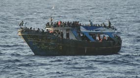 Un bateau de migrants secouru en mer Méditerranée
