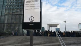 Les salariés du quartier d'affaires de la Défense, à l'ouest de Paris, ont été invités à respecter sur le parvis à l'extérieur, la minute de silence nationale, à 12 heures.