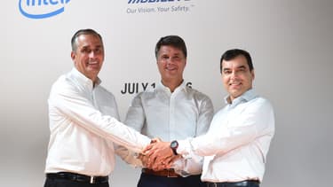 Brian Krzanich, le patron d'Intel, et Amnon Shashua, le confondateur de Mobileye, entourent Harald Krueger, le PDG de BMW en juillet dernier à Munich.
