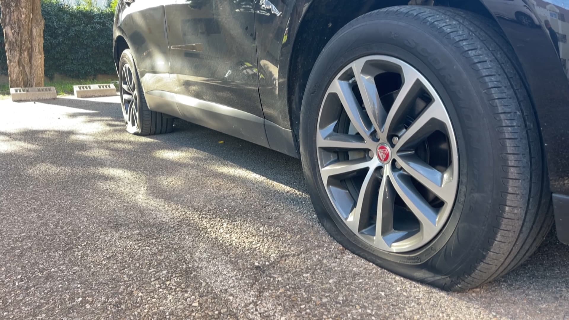 C'EST QUOI L'ARNAQUE AU PNEU CREVÉ, NOUVELLE TACTIQUE DES ESCROCS POUR VOUS PIÉGER SUR LA ROUTE?
