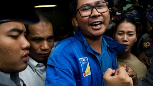 Wa Lone (c), journaliste de Reuters, arrive au tribunal de Rangoun, le 27 décembre 2017 en Birmanie