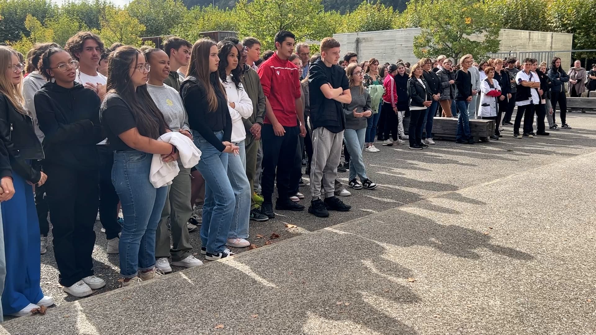  À Digne-les-Bains, un moment de recueillement a eu lieu ce lundi 16 octobre, en hommage à Dominique Bernard, professeur tué au couteau à Arras vendredi 13 octobre. 