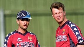 Louis van Gaal, entraîneur du FC Barcelone, et Jose Mourinho, entraîneur adjoint, lors d'un match amical du FC Barcelone le 29 juillet 1999 à Amsterdam, aux Pays-Bas.