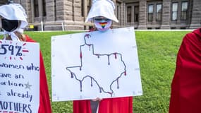 Une manifestante déguisée en personnage de The Handmaid's tale à Austin au Texas le 25 mai dernier pour protester contre le projet de loi restrictif envers l'avortement.