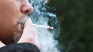 Les hommes qui travaillent dans le froid, le bruit ou la saleté diminuent leur consommation de tabac. C'est tout le contraire chez les femmes.
