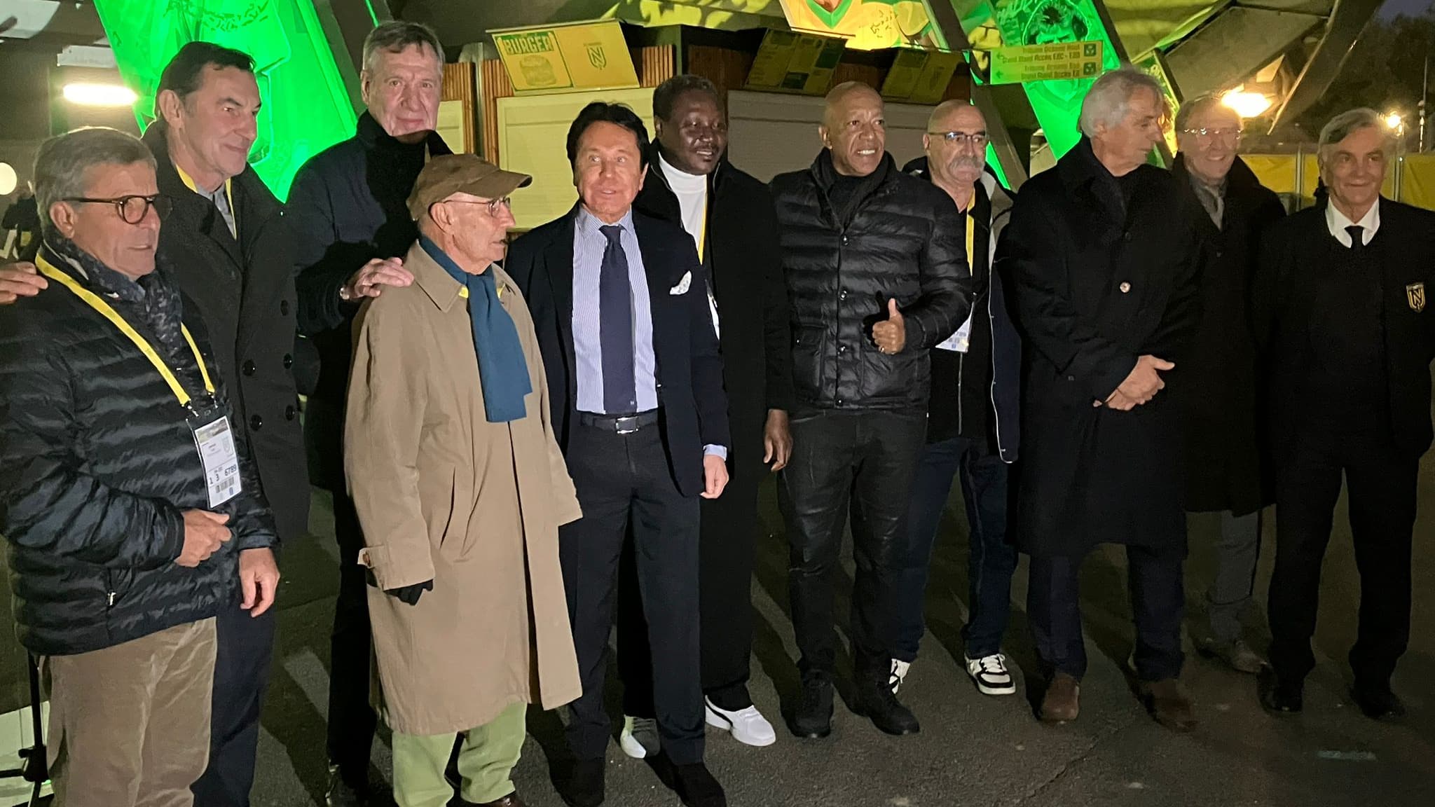Le président du FC Nantes Waldemar Kita entouré des légendes du FC Nantes devant La Beaujoire, 3 novembre 2024