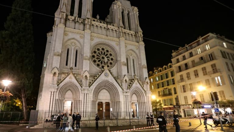 Des policiers devant la basilique de Nice après une attaque au couteau, le 29 octobre 2020