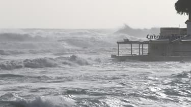 Les vagues provoquées par les vents de la tempête Fabien, ce dimanche le long des côtes corses.