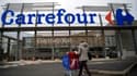 Une femme entre dans un magasin Carrefour le 13 janvier 2021 à Saint-Herblain (Loire-Atlantique), près de Nantes