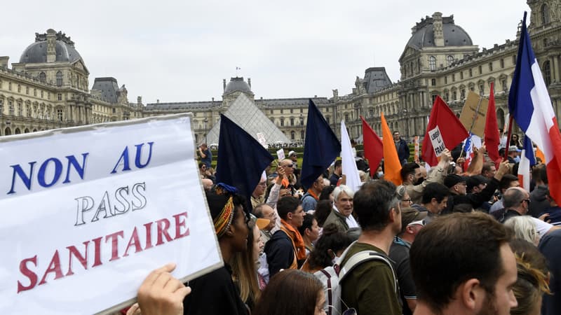 Des manifestants à Paris, le 17 juillet 2021