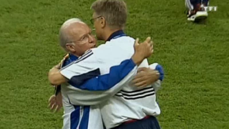 L'accolade entre Zagallo et Jacquet