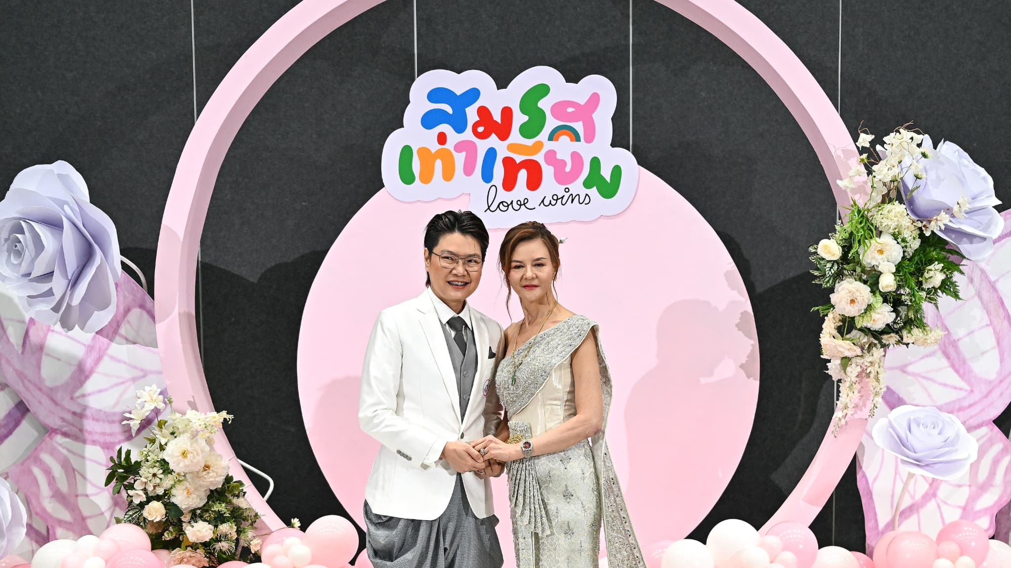Rungtiwa Thangkanopast et Phanlavee Chingtang Sattam posent pour des photos après avoir enregistré leur mariage à Bangkok, en Thaïlande, le 23 janvier 2025.