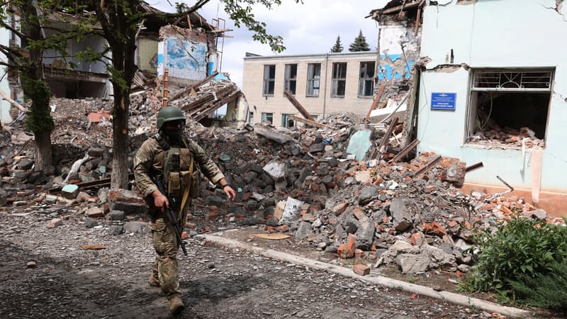 Un soldat ukrainien marche devant des bâtiments détruits par les frappes russes à Siversk, dans la région du Donetsk, en Ukraine , le 22 juillet 2022 (Photo d'illustration).