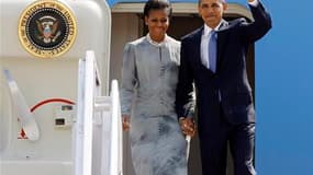 Barack Obama et son épouse Michelle à leur arrivée à Bombay samedi. Le président américain doit passer trois jours et demi en Inde, pour la première étape d'une tournée en Asie largement dominée par les dossiers économiques. /Photo prise le 6 novembre 201