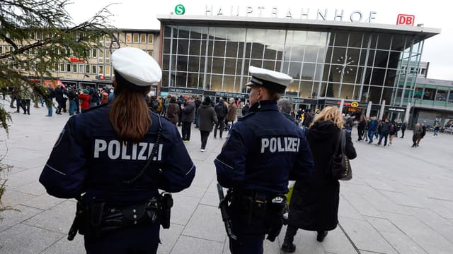 La police effectue des vérifications sur 31 "suspects" au total, dont 18 demandeurs d'asile, pour des violences et vols survenus le soir du Nouvel An à Cologne - Vendredi 8 janvier 2016