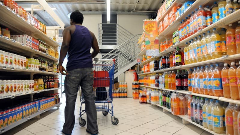 Un client dans un supermarché de Fort-de-France en 2013 (photo d'illustration)