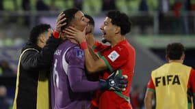 Le gardien Abdelhakim Mesbahi célébré par ses partenaires après la victoire du Maroc contre la France en demi-finale de la Coupe du monde U20 (1-1, 5 t.a.b. 4), le 15 octobre 2025