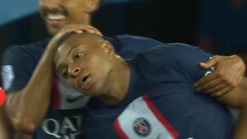 Félicité par Marquinhos, Mbappé fait la tête après son premier but de la saison lors de PSG-MHSC, le 13 août 2022