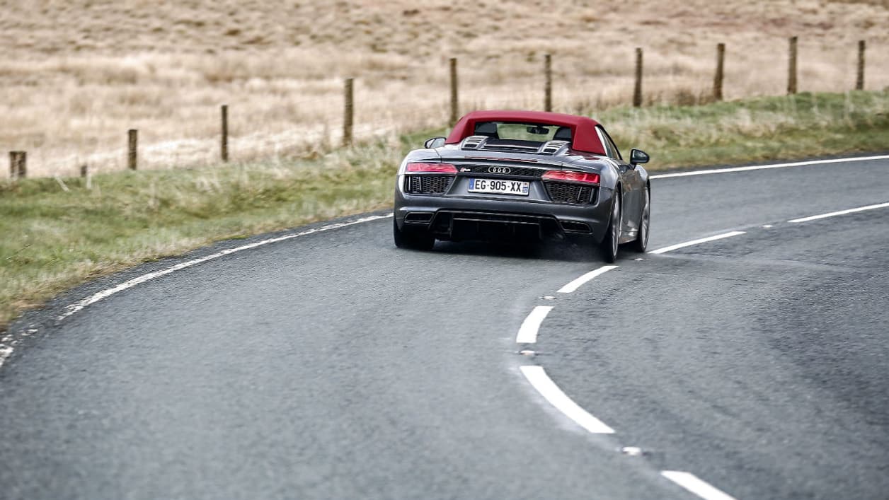 Sur circuit comme sur les petites routes, ici au Pays de Galles, le V10 de la R8 ronronne de plaisir! Sur circuit comme sur les petites routes, ici au Pays de Galles, le V10 de la R8 ronronne de plaisir!