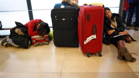 Passagers à l'aéroport madrilène de Barajas. Le gouvernement espagnol a décrété l'état d'urgence samedi pour faire face à la grève surprise des contrôleurs aériens et a annoncé que l'espace aérien resterait fermé jusqu'à dimanche. /Photo prise le 4 décemb