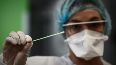 Comme les tests PCR, les tests antigéniques sont réalisés