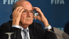 Sepp Blatter se trouve au coeur des critiques, alors que le dirigeant brigue un cinquième mandat à la tête de la Fifa.