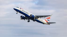 L'Embraer ERJ-190 de British Airways décolle le 27 avril 2022 de l'aéroport d'Amsterdam-Schiphol (AMS) à destination de l'aéroport de Londres-City (LCY), au Royaume-Uni. 