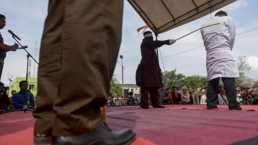 Jono Simbolon a reçu des coups de bâton en public à Banda Aceh, en Indonésie le 19 janvier 2018
