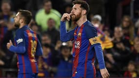 Lionel Messi mime un coup de téléphone