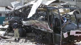 Carcasse du bus pris pour cible lors d'un attentat qui avait fait 15 morts dont 11 Français en mai 2002 à Karachi au Pakistan. Le groupe socialiste a demandé jeudi au président de l'Assemblée nationale de transmettre à la justice des documents parlementai