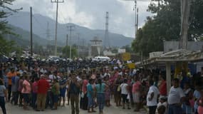 Des proches de détenus réunis devant la prison de Las Cruces à Acapulco (Mexique) le 07 juillet 2017